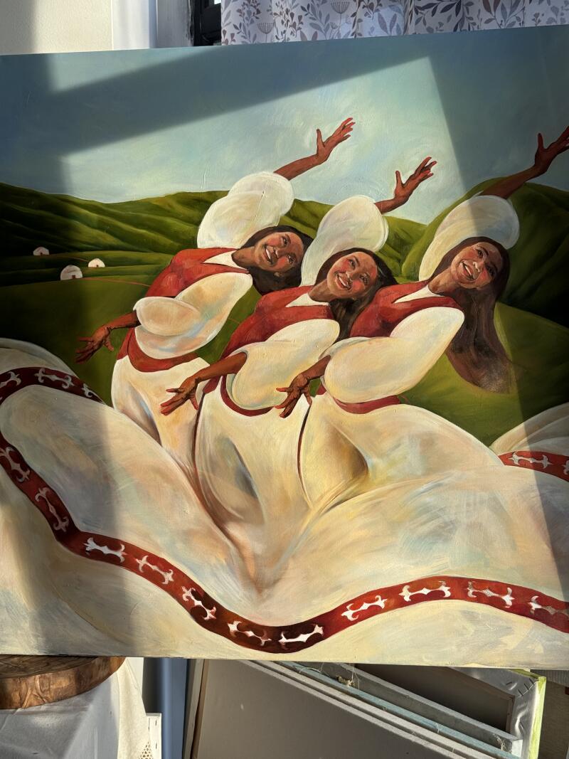 На картине изображены три улыбающиеся женщины в красно-белых платьях, с поднятыми руками, на фоне зеленых холмов и голубого неба.