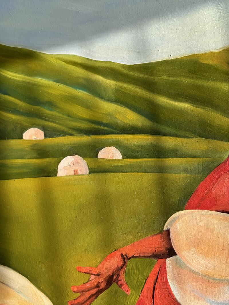 На картине изображен зеленый холмистый пейзаж под светло-голубым небом, с несколькими юртообразными структурами на среднем плане и человеческой фигурой на переднем плане.