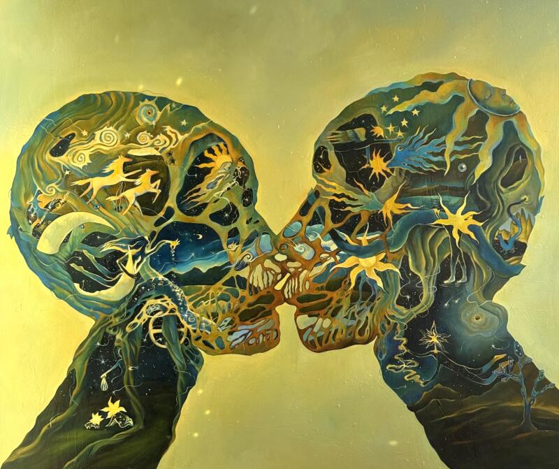 На картине изображены две гуманоидные фигуры, стоящие лицом друг к другу, их головы наполнены сказочными образами звезд, лун, лошадей, драконов и небесных тел на желто-зеленом фоне.