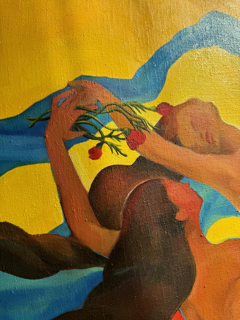 Абстрактная картина изображает людей с разными оттенками кожи на фоне желтого и синего цветов, при этом один из них держит небольшой букет красных цветов.