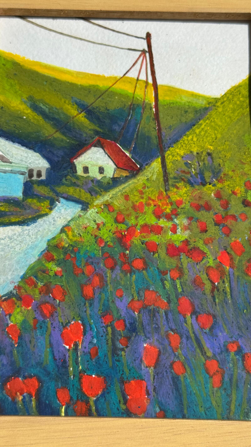 На картине изображено поле красных цветов на переднем плане, с двумя небольшими домами и зелеными холмами на заднем плане, а также столб с линиями электропередач.