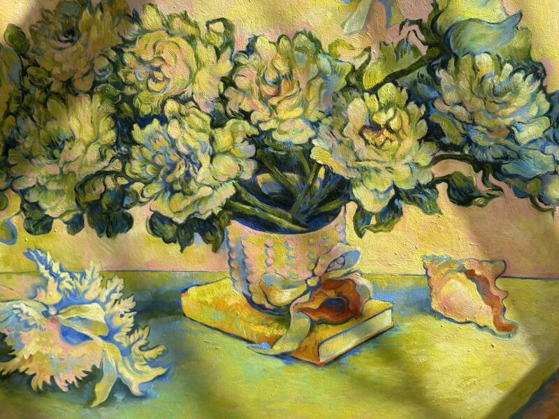 На картине изображен натюрморт с букетом белых и зеленых цветов в вазе, поставленной на книгу, вокруг разбросаны морские ракушки, все выполнено в мягком, импрессионистском стиле.