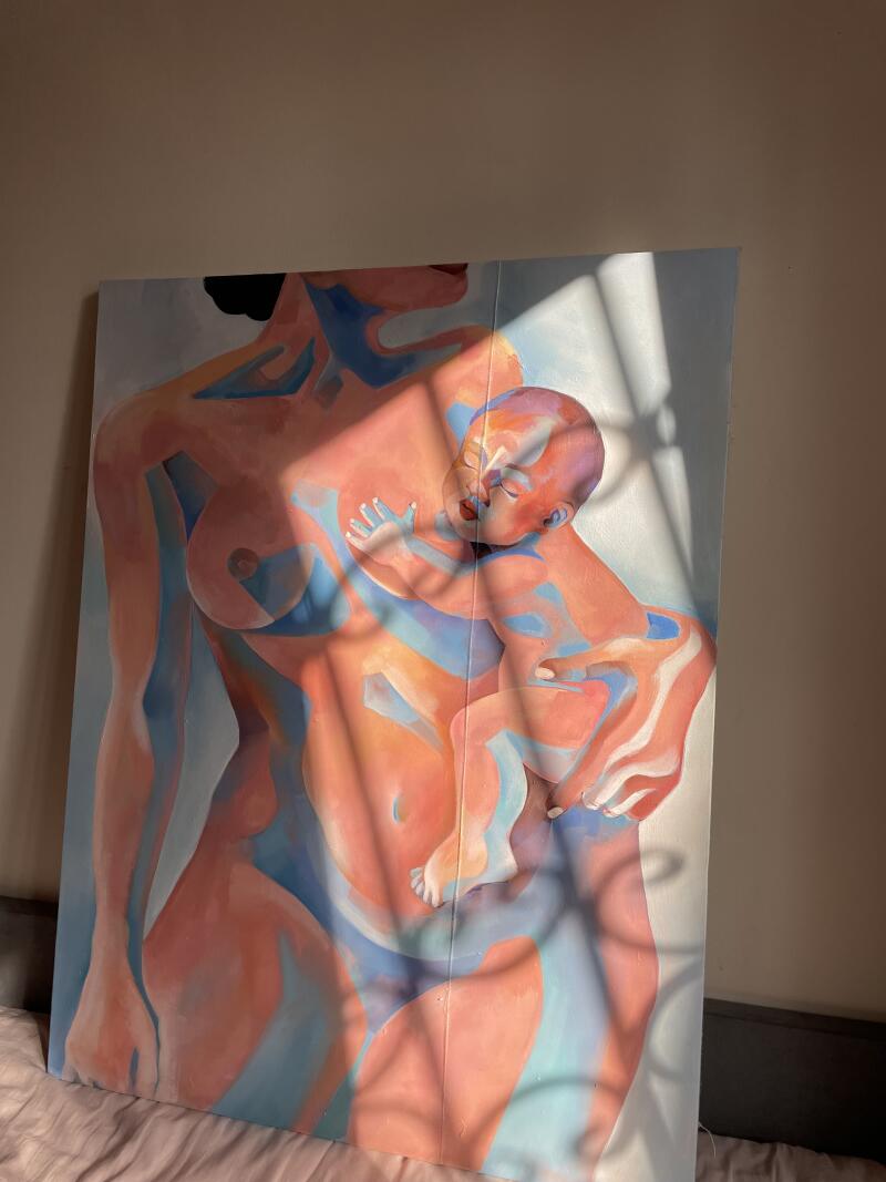 На картине изображена обнаженная женщина, держащая на руках ребенка, обе фигуры выполнены в оттенках персикового и синего цветов, в тени оконных переплетов.