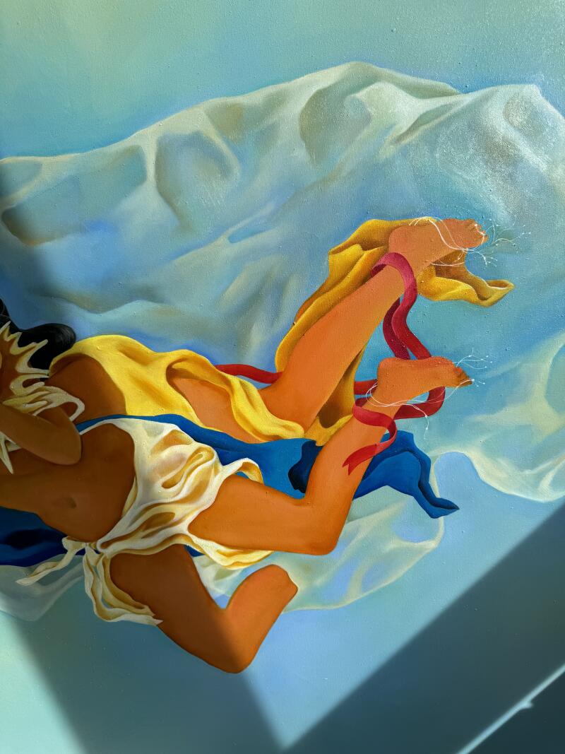 На картине маслом изображен человек, лежащий среди драпированной ткани белых, желтых и синих оттенков, с красными лентами, завязанными вокруг лодыжек.