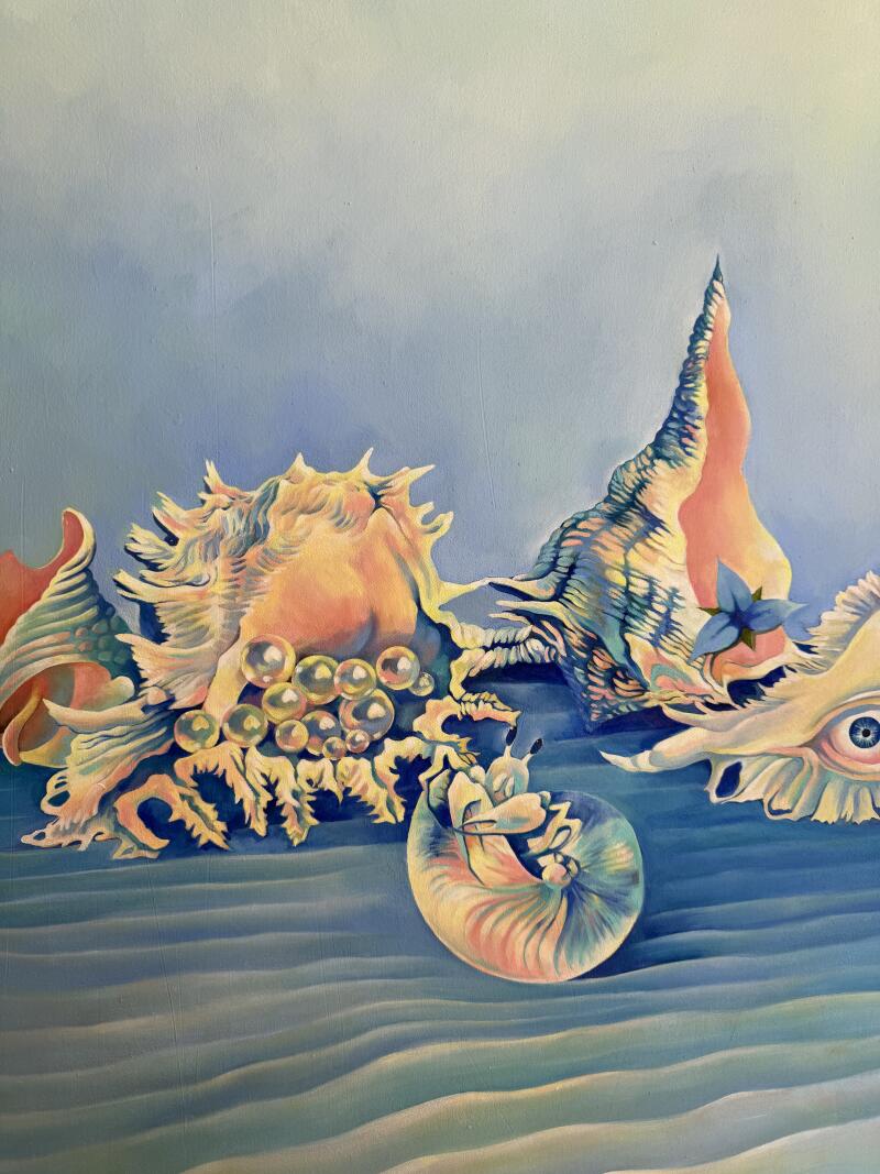 На картине изображены различные морские раковины, жемчуг и маленький голубой цветок на песчаном дне океана под светло-голубым небом.