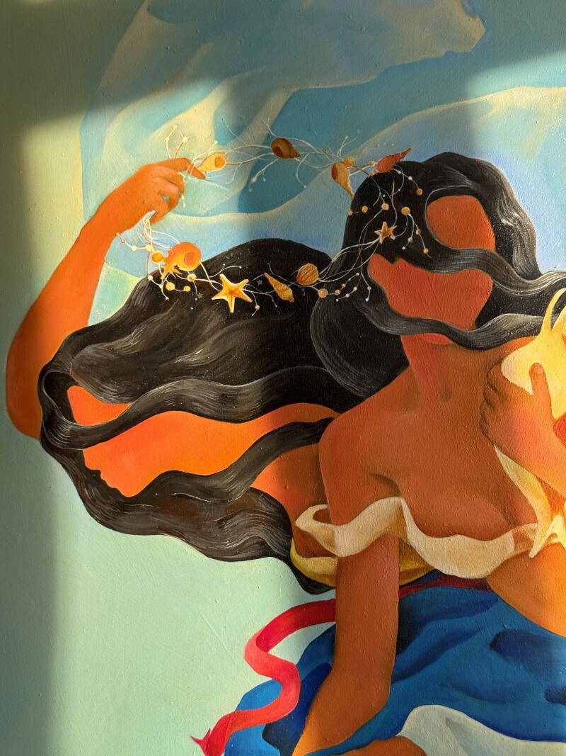 На картине изображена женщина с длинными черными волосами, украшенными короной из ракушек и звезд, одетая в белый топ и синюю юбку с красным поясом, на светло-голубом фоне.