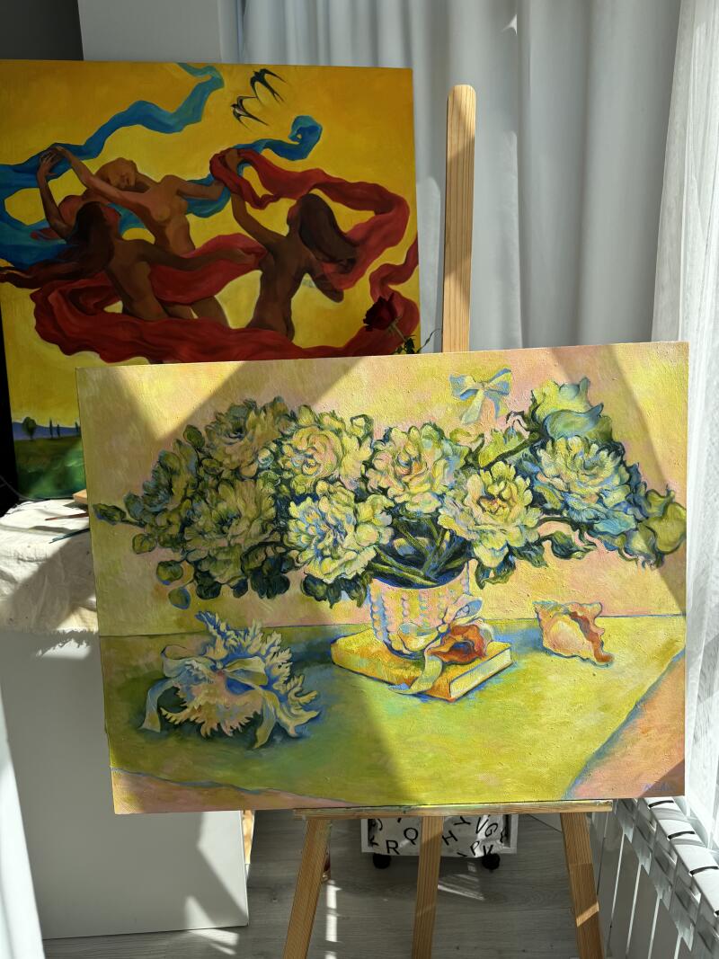 На фотографии изображены две картины: одна изображает танцующие фигуры с развевающимися красными и синими тканями на жёлтом фоне, а другая – натюрморт с цветами в вазе и морскими ракушками на жёлто-зелёном фоне.