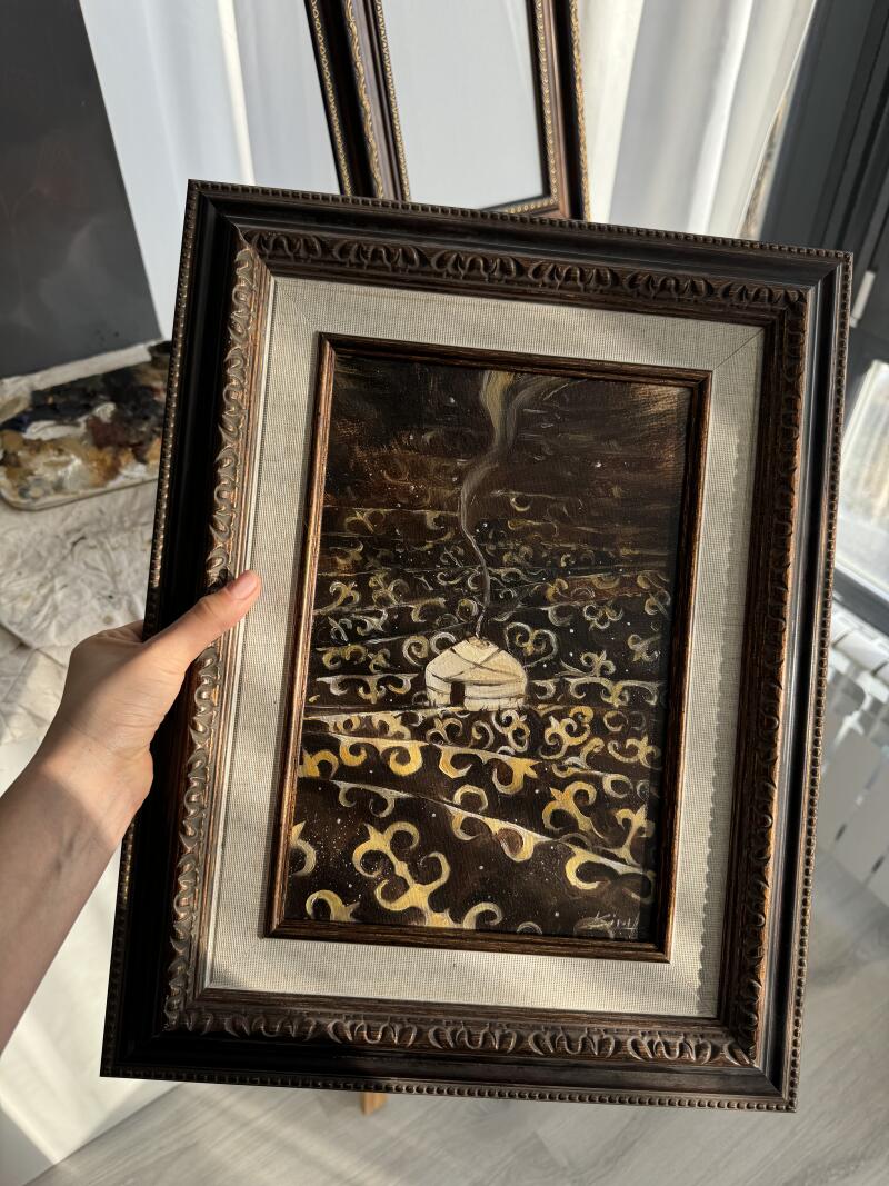 На картине в рамке изображена юрта в коричневом пейзаже с закрученными узорами.