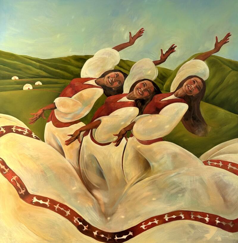 На картине изображены три женщины в белых и красных платьях, танцующие на фоне пейзажа с зелеными холмами и голубым небом, на заднем плане видны несколько белых юрт.