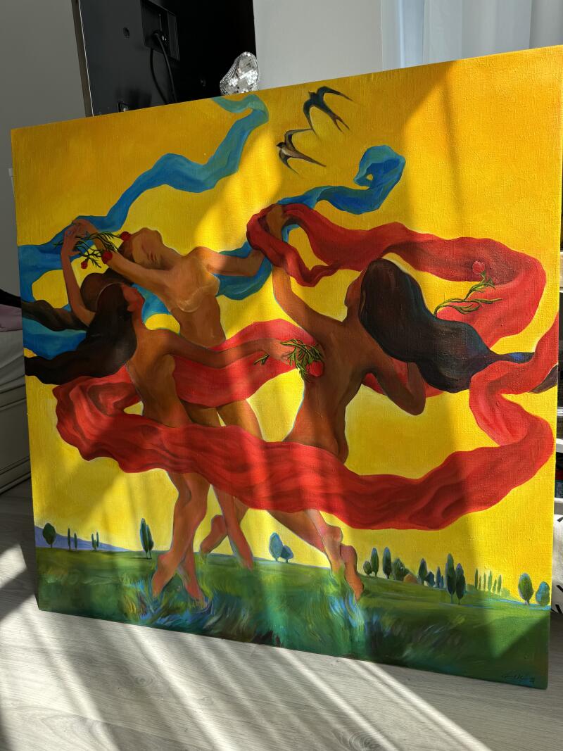 Картина изображает трех обнаженных женщин, танцующих в кругу, украшенных красными и синими лентами, на фоне ярко-желтого неба с летящими ласточками и зеленым пейзажем.