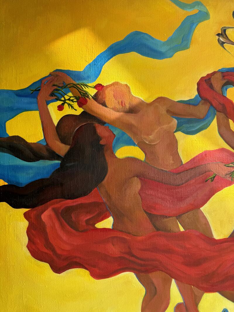 На картине изображены три обнаженные женщины в движении, окутанные развевающимися красными и синими тканями на желтом фоне; одна женщина держит веточку с красными цветами.