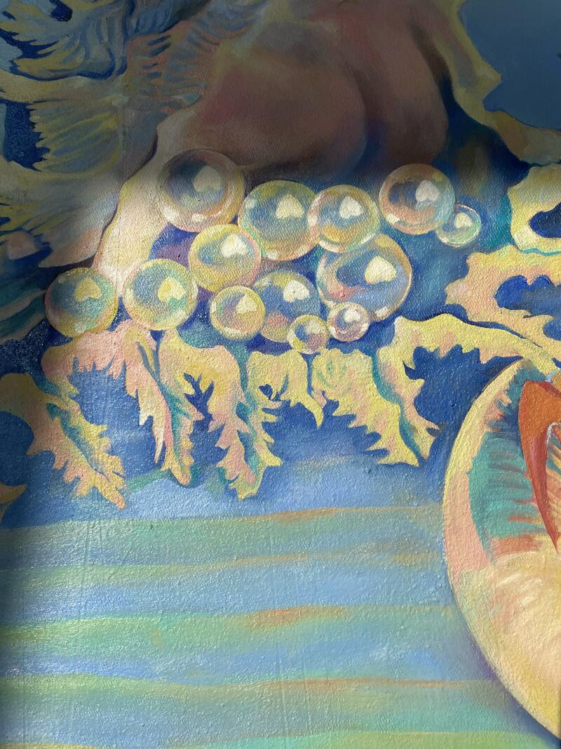 На картине изображена коллекция прозрачных пузырей и стилизованные желтые листья на синем фоне с горизонтальными полосами.