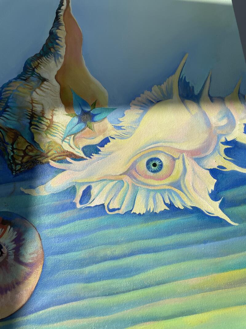 На картине изображено сюрреалистическое изображение морских существ с человеческими глазами на сине-зеленом полосатом фоне, залитом мягким светом.