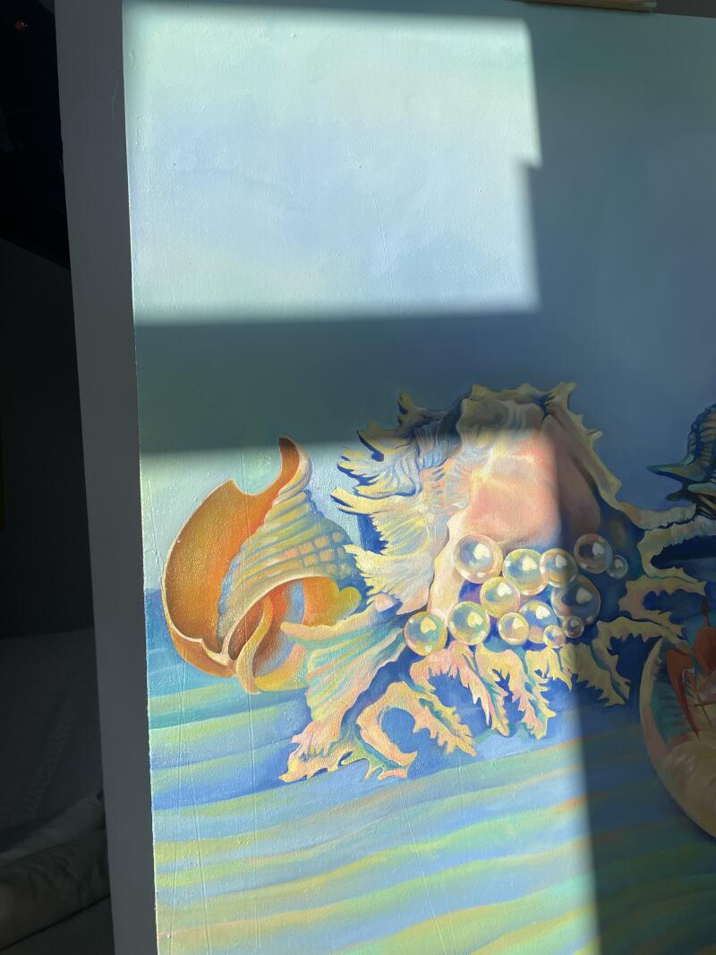 На картине изображены морские раковины и жемчуг на голубом фоне со светом и тенью.