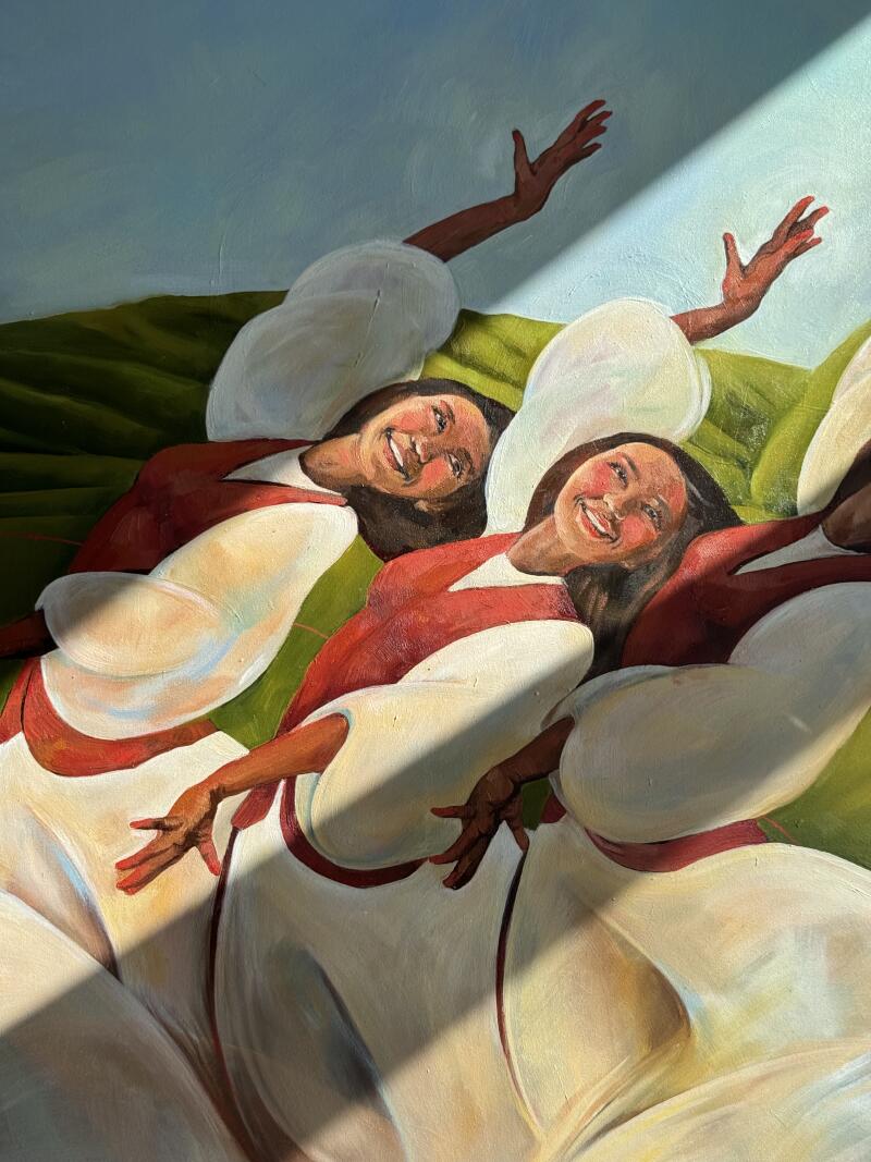 На картине изображены несколько улыбающихся женщин с коричневой кожей, одетых в белые платья с красными вставками, на зеленом и голубом фоне.