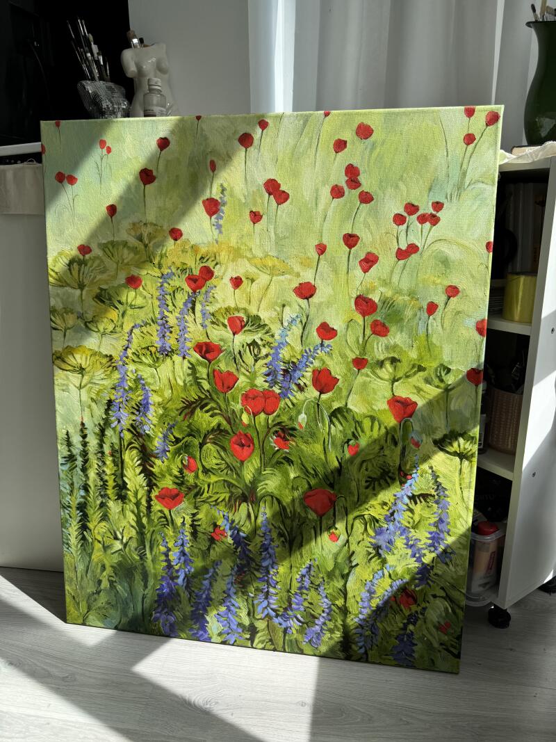 На картине изображено поле красных маков и синих цветов на зеленом фоне.