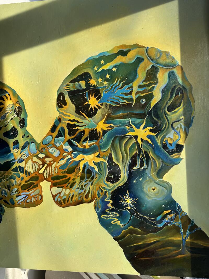 На изображении представлена художественная картина с двумя абстрактными, гуманоидными фигурами в профиль, обращенными друг к другу, их лица сливаются в поцелуе, на светло-желтом фоне. Фигуры заполнены различными небесными и природными элементами, включая звезды, пейзажи и абстрактные узоры, выполненные в оттенках синего, желтого и золотого.