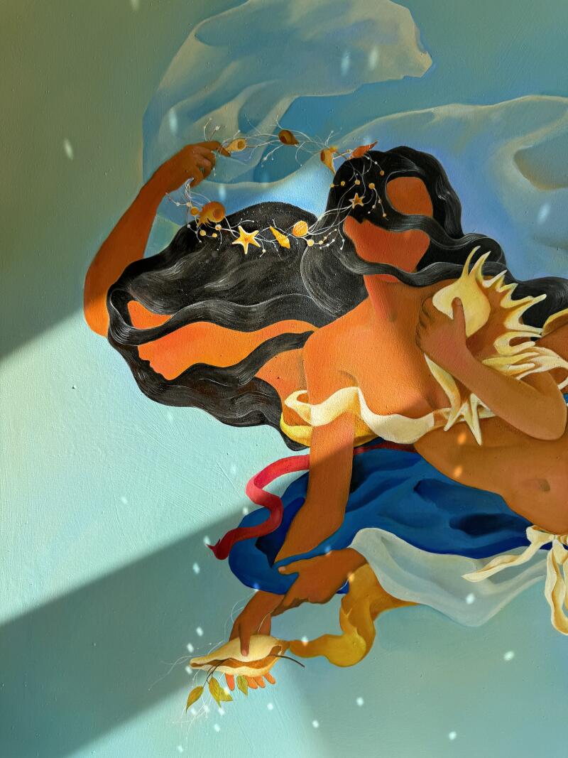 На картине изображена женщина с длинными темными волосами, украшенными короной из морских звезд, держащая в руках морские ракушки, одетая в белый топ и синее платье с красным поясом, на светло-голубом фоне.