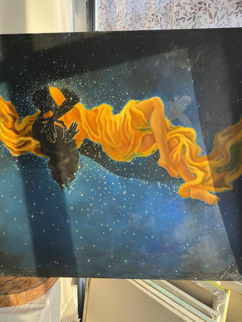 На картине изображена женщина в развевающемся желтом платье на фоне синего неба, усыпанного звездами, с темной, тенистой фигурой, обнимающей ее.