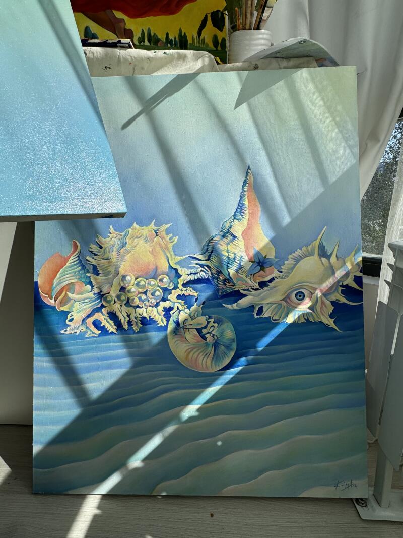 На картине изображено детальное изображение различных морских ракушек, лежащих на песчаном морском дне, освещенных ярким светом и тенями.