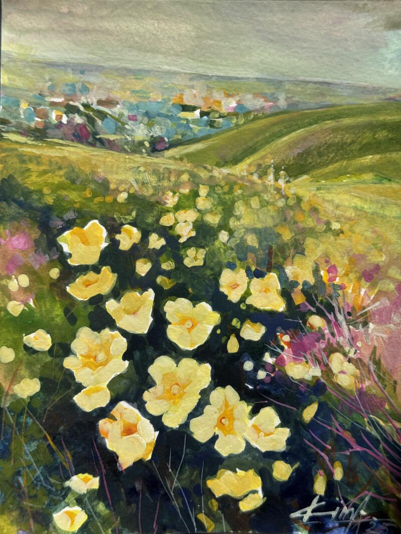 На картине изображено поле желтых цветов на переднем плане, с зелеными холмами и далеким городом на заднем плане, все под облачным небом.
