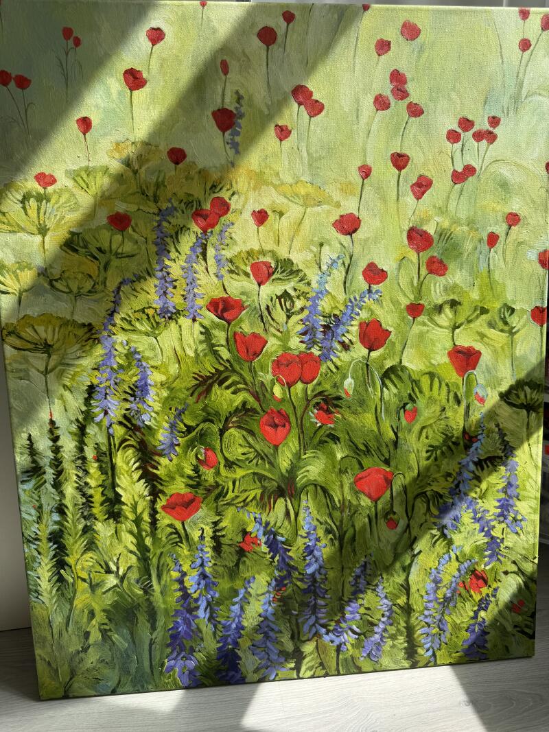 На картине изображено поле красных маков и фиолетовых цветов на светло-зеленом фоне, с видимыми мазками кисти, указывающими на импрессионистический стиль.