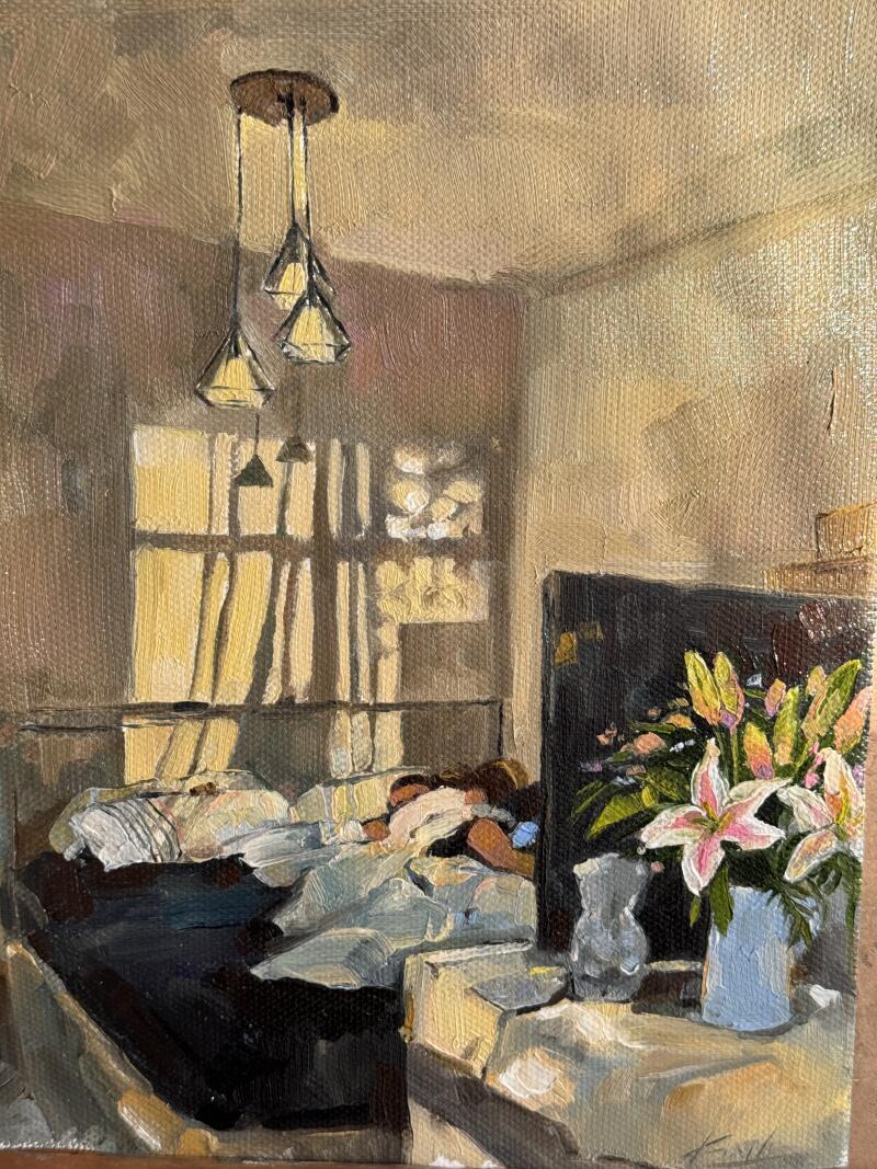 На картине изображена сцена спальни с фигурой, лежащей в кровати, освещенной солнечным светом, проникающим через окно; прикроватная тумбочка с вазой лилий стоит сбоку, а современная люстра свисает с потолка.