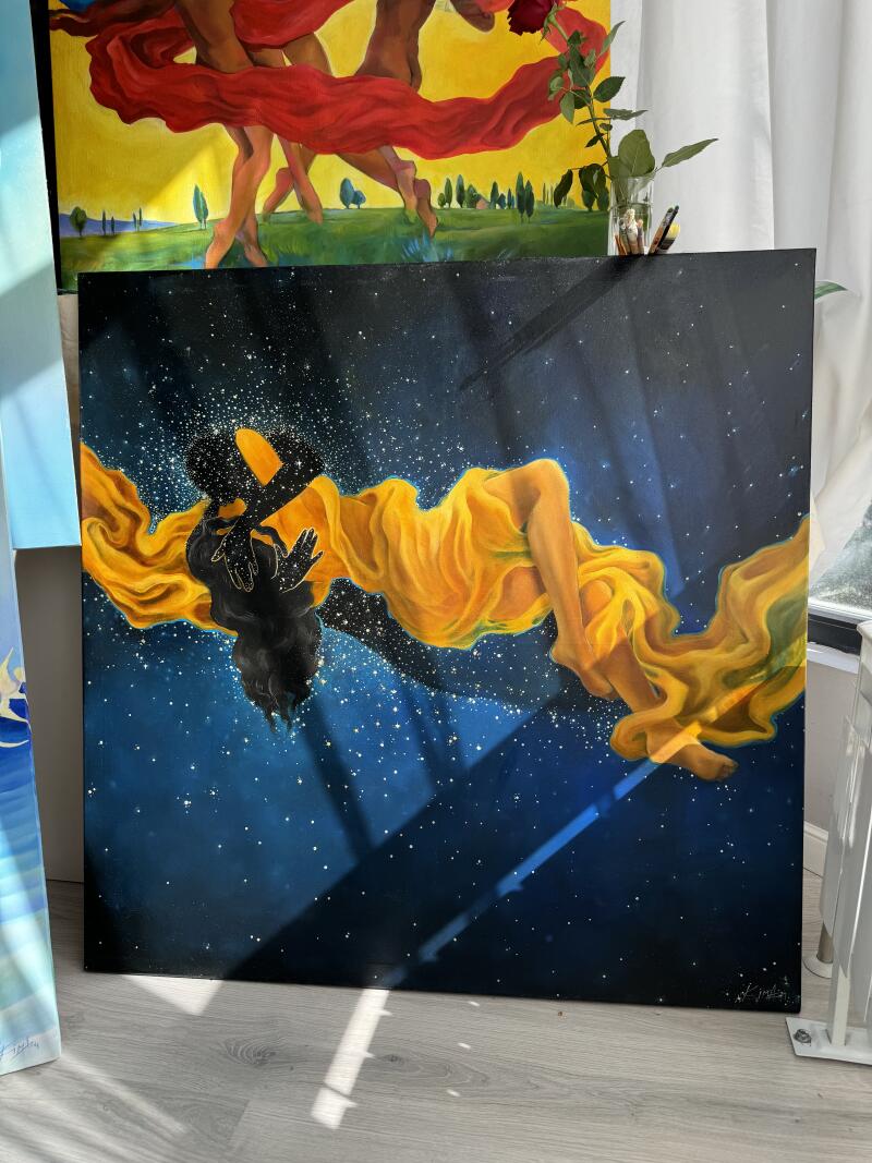 На картине изображена фигура, закутанная в развевающуюся желтую одежду, на темно-синем фоне, усыпанном звездами, с силуэтом человека в верхней части. На картине видны полосы света и, кажется, есть подпись в правом нижнем углу.