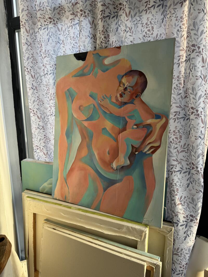 На картине изображена обнаженная женщина, держащая на руках ребенка, выполненная в персиковых и голубых тонах.