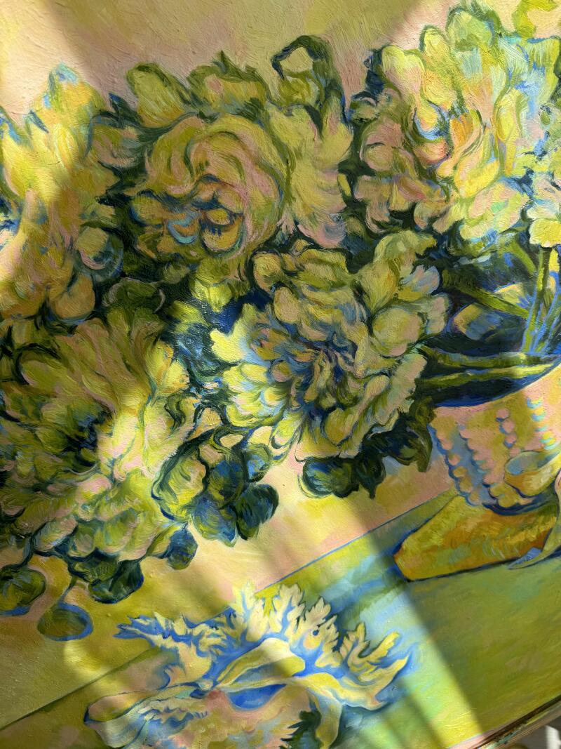 На картине маслом изображен букет цветов в вазе, выполненный в оттенках желтого, зеленого и синего.