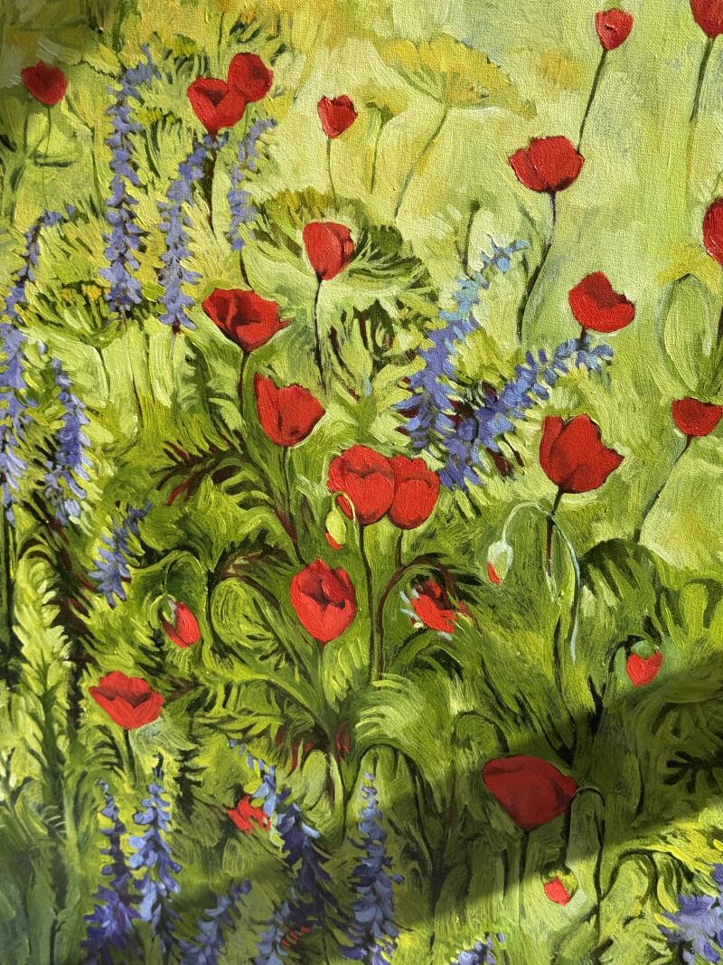 Поле красных маков и синих люпинов изображено в импрессионистском стиле с видимыми мазками кисти.