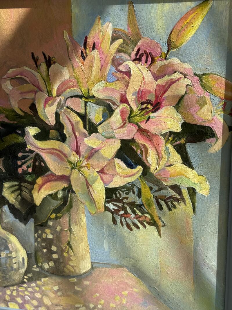 На картине изображен букет светло-розовых и желтых лилий в вазе, вокруг цветов видны листья и зелень.
