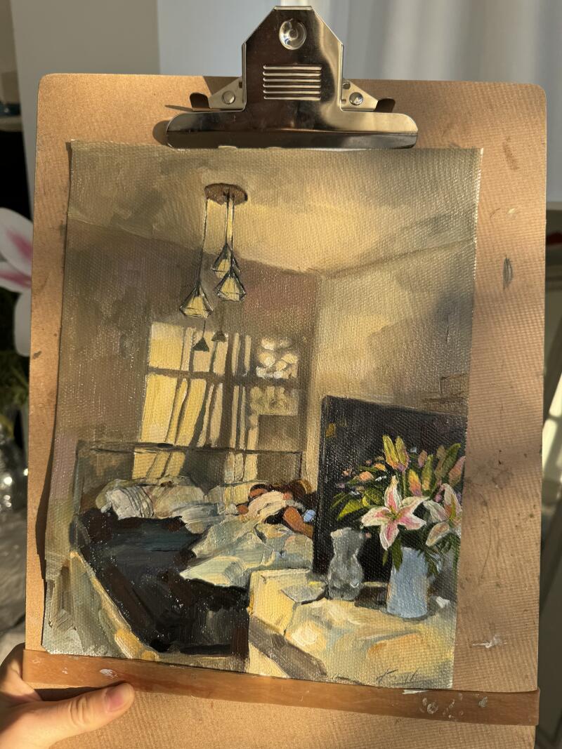 На картине изображена внутренняя сцена спальни, солнечный свет проникает через окно, освещая кровать со смятыми простынями и букет лилий на расположенной рядом поверхности.