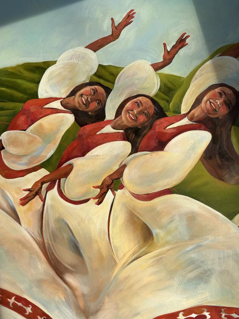 На картине изображены несколько улыбающихся женщин в красно-белых платьях, с поднятыми руками в танцевальных позах на фоне зелёного и голубого фона.