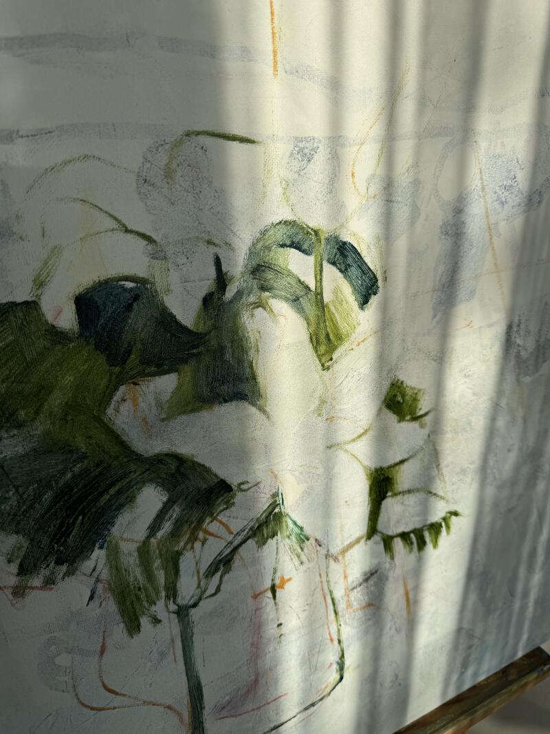 На изображении крупным планом показана картина в процессе создания, на которой широкими мазками зеленой и белой краски изображены листва и свет, а видимые линии эскиза и тени добавляют глубину.