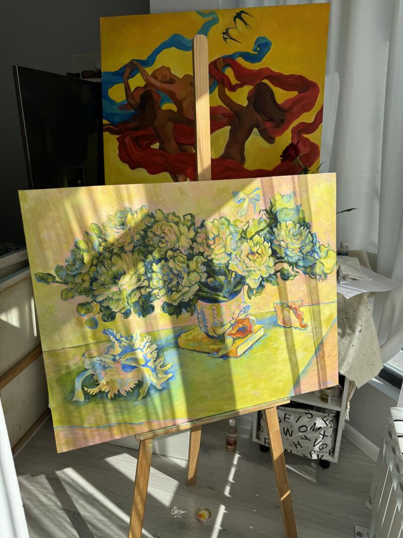 На изображении представлены две картины: одна с вазой цветов на столе, а другая с фигурами в красной и синей ткани на желтом фоне.