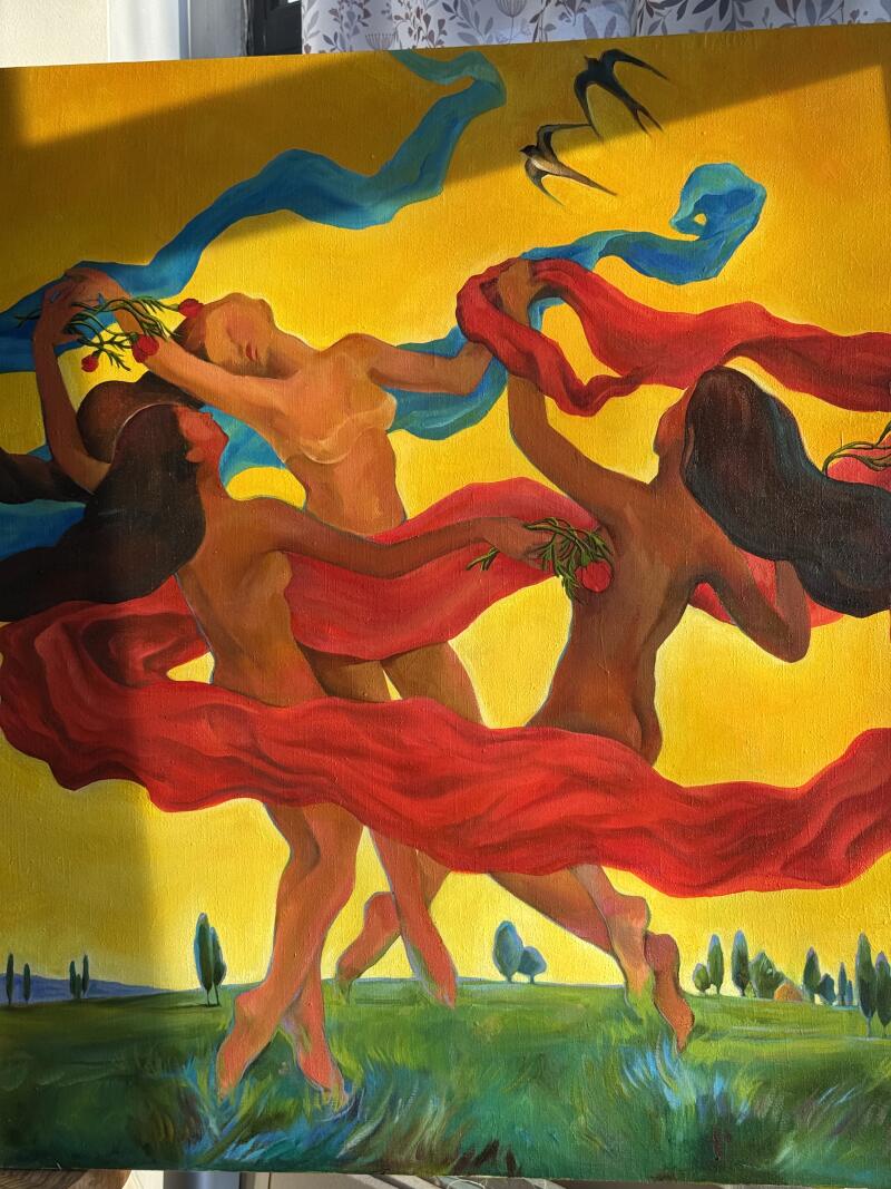 На картине изображены четыре обнаженные женщины, танцующие в кругу, каждая из которых держит красную розу, с развевающейся вокруг них синей и красной тканью, на фоне желтого неба с птицами и зеленого пейзажа с деревьями внизу.