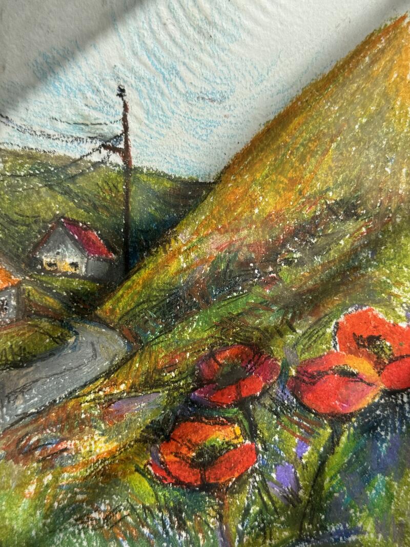 Пастельный рисунок изображает сельский пейзаж с дорогой, домами с красными крышами, холмом, телефонным столбом и красными маками на переднем плане под сине-белым небом.