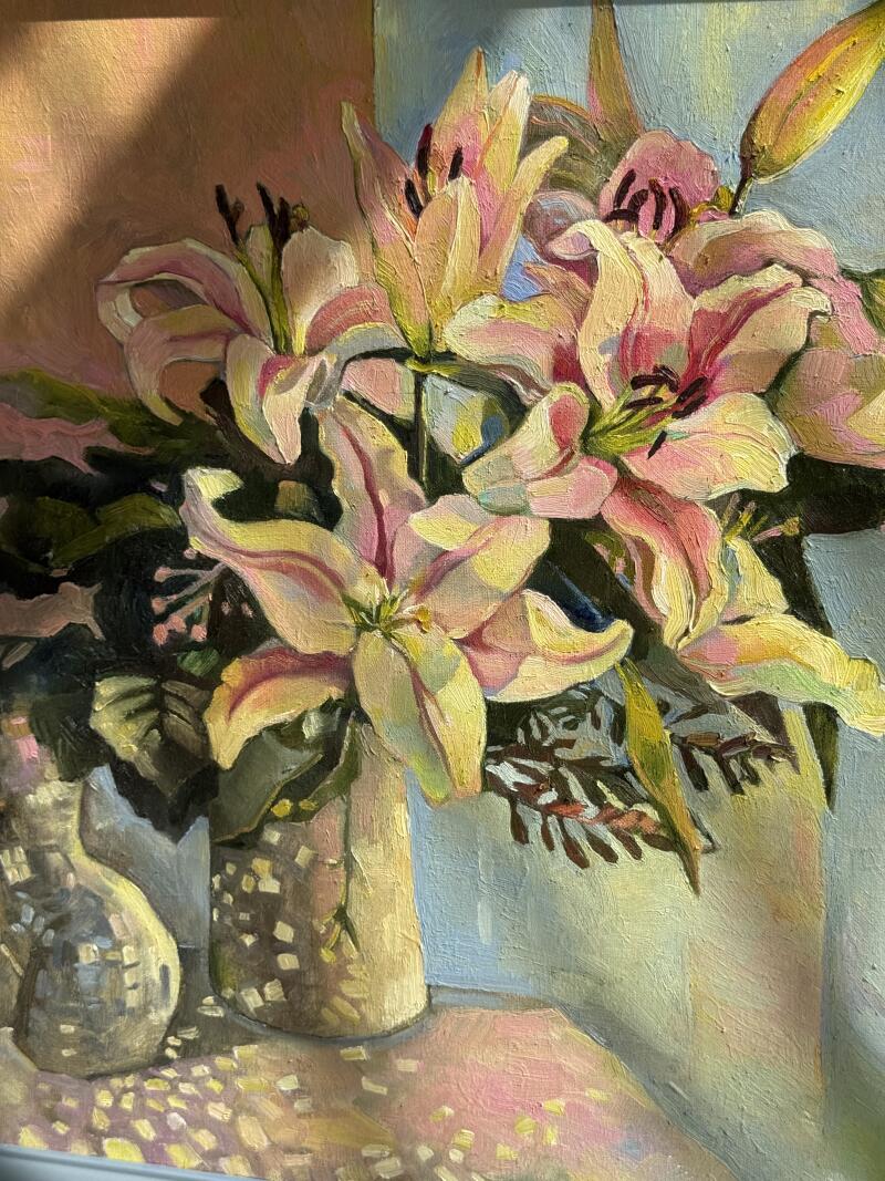 Натюрморт изображает букет розовых и желтых лилий в вазе, с другой вазой, частично видимой слева, все это расположено на поверхности с крапчатым узором, на фоне мягких пастельных тонов.