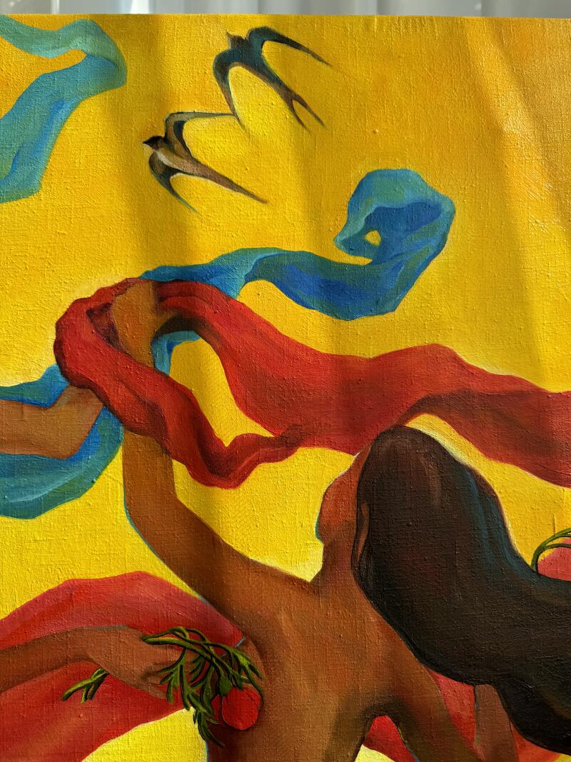 На картине с ярким желтым фоном изображены две птицы, летящие над двумя фигурами с коричневым оттенком кожи, держащими красные и синие ленты, в то время как у одной фигуры темные волосы и небольшой букет зелени с красными плодами.