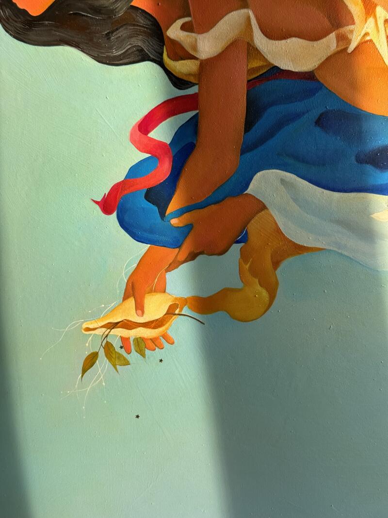 На картине изображен человек, держащий ракушку с листьями, одетый в синее платье и красную ленту на светло-голубом фоне.