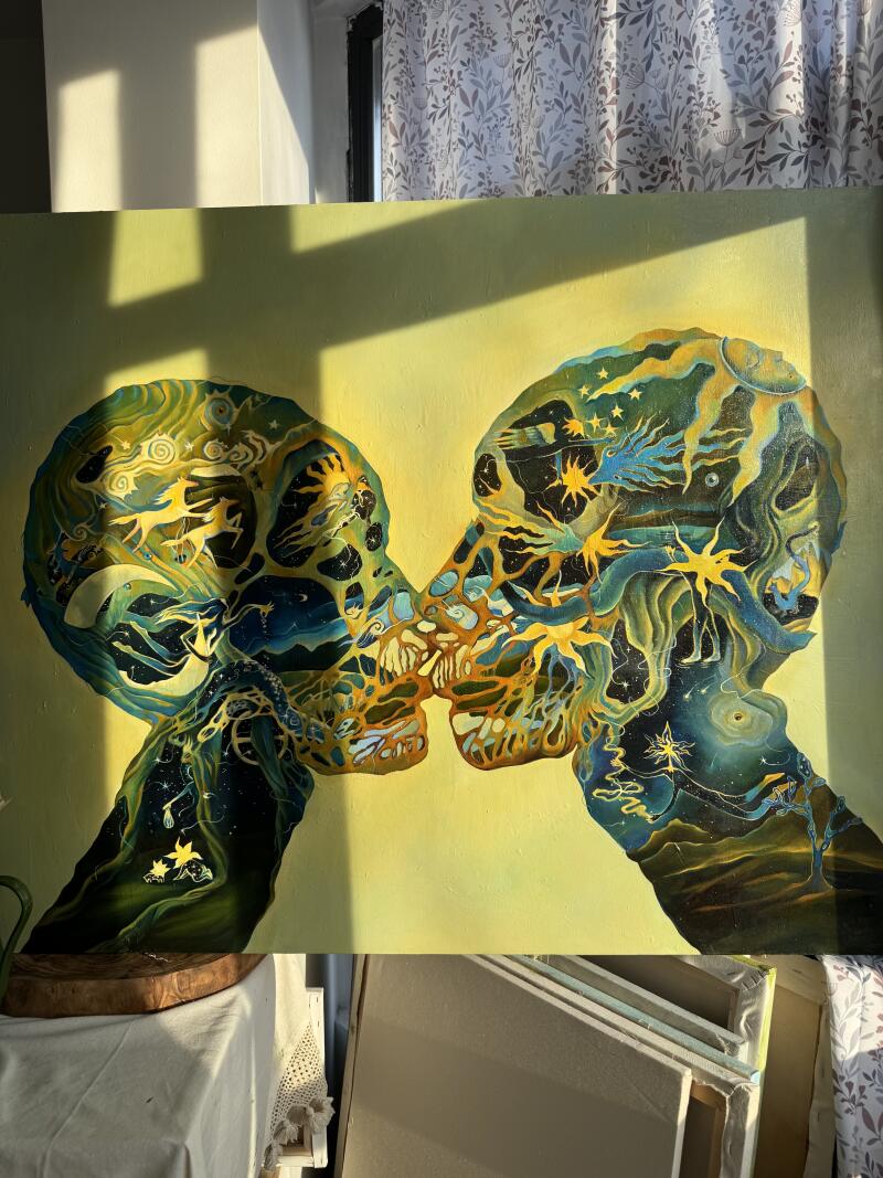 На картине изображены два стилизованных человеческих лица в профиль, расположенные близко друг к другу, словно собирающиеся поцеловаться, причем оба лица заполнены сюрреалистическими, космическими образами, включая звезды, созвездия и абстрактные узоры, и все это на светло-желтом фоне.