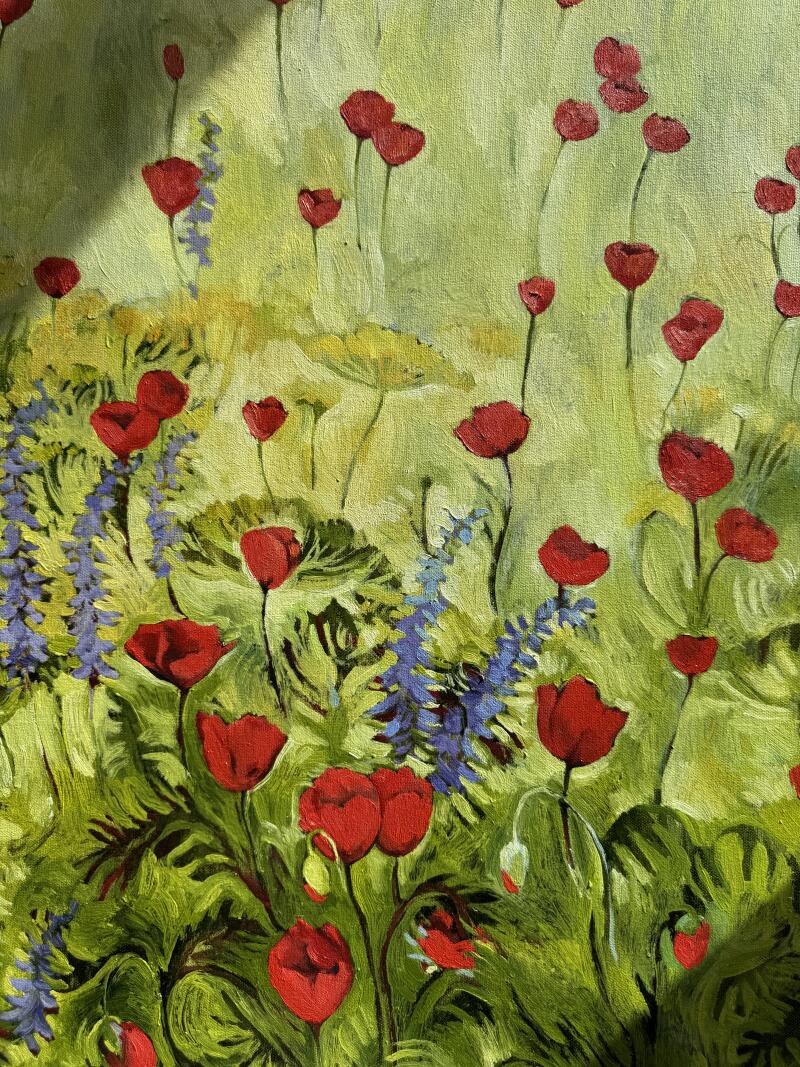 На картине изображено яркое поле с красными маками и синими полевыми цветами на зеленом фоне.