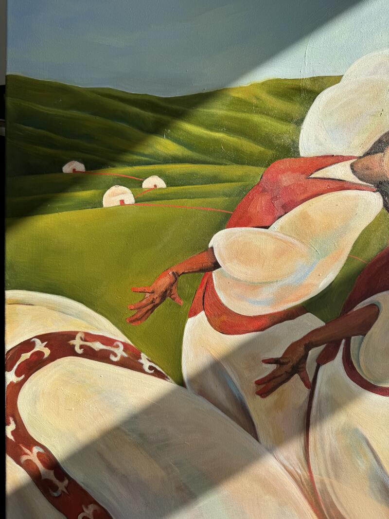 На картине изображены женщины в традиционной одежде на фоне зеленого холмистого пейзажа с юртами.