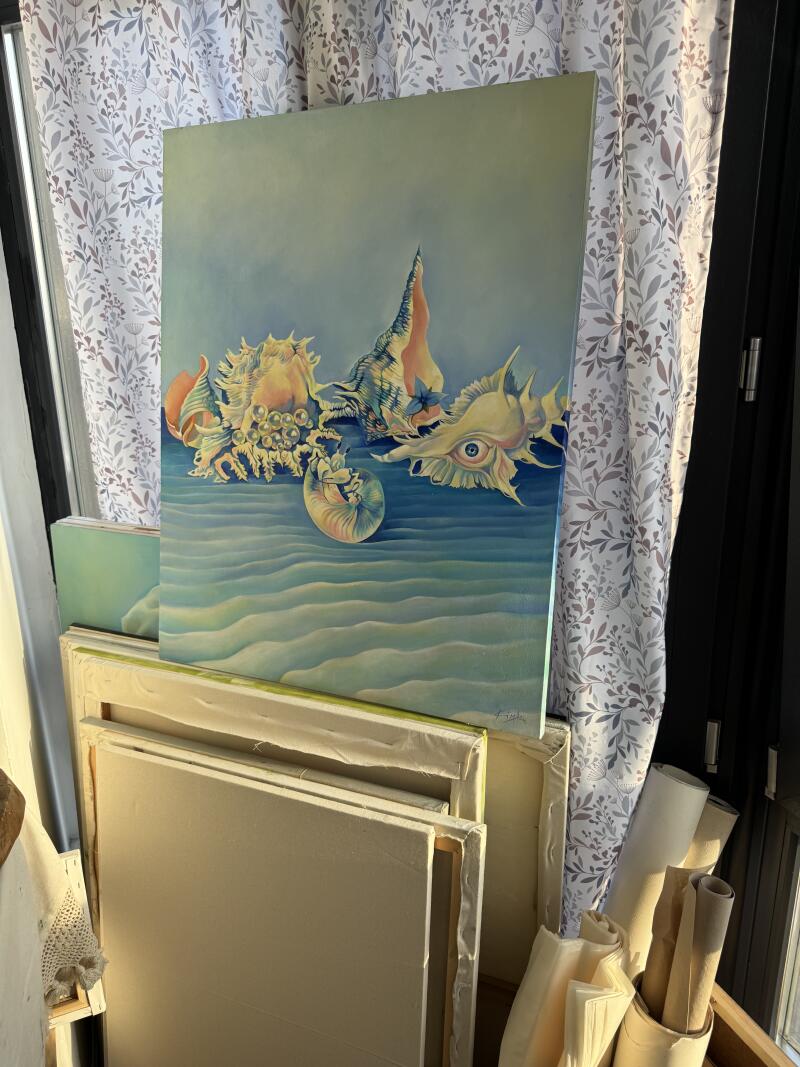 На картине изображен ассортимент красочных морских ракушек на песчаном морском дне с голубым фоном.