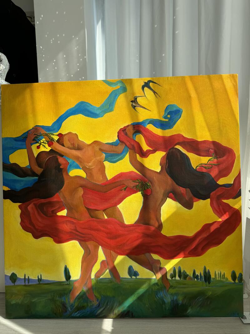 На картине изображены обнаженные женщины, танцующие с красными и синими шарфами на желтом фоне, над ними летят черные птицы, а внизу - зеленое поле с деревьями.