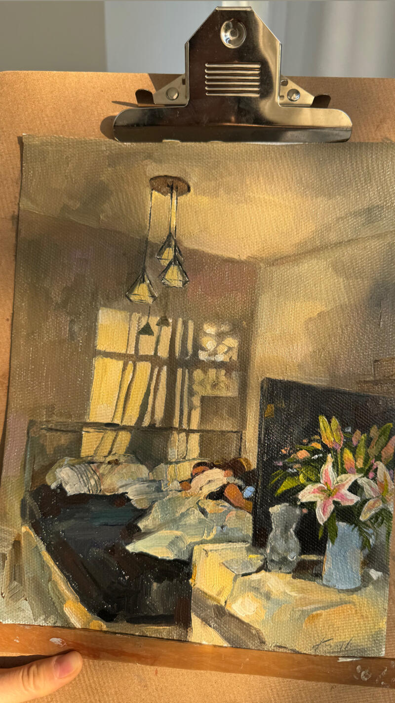 Картина изображает залитый солнцем интерьер спальни с кроватью, окном с жалюзи и вазой с лилиями на столе.