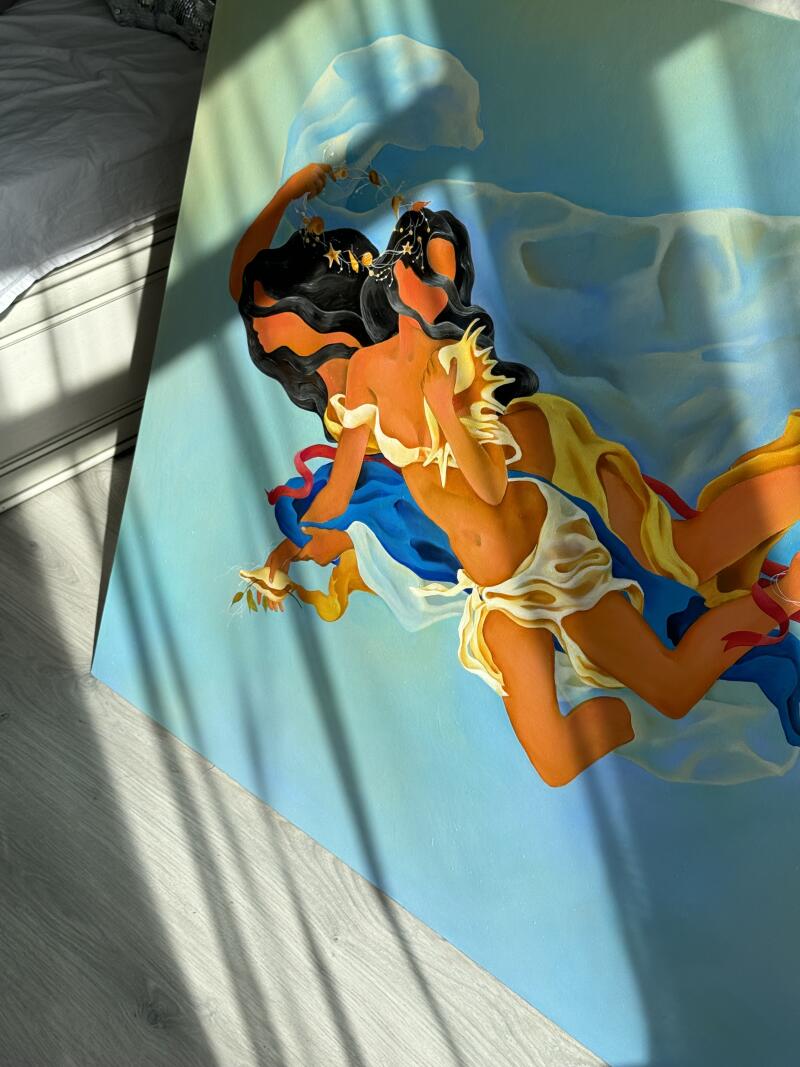 На картине изображены две женщины с темными волосами, украшенными звездами, одетые в развевающиеся синие, желтые и белые ткани на фоне светло-голубого неба.