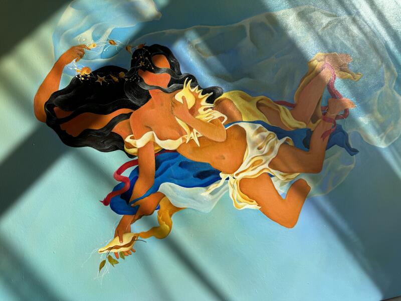 На картине изображена стилизованная женщина с коричневой кожей и длинными черными волосами, украшенными золотыми акцентами, одетая в красочные ткани белого, синего и желтого цветов, на светло-голубом фоне с нежным затенением.