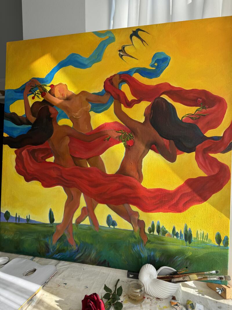 На картине изображены три обнаженные фигуры в поле под желтым небом, окутанные развевающимися красными и синими лентами, над которыми летят птицы.